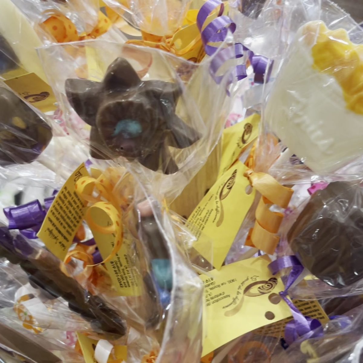 Assortiment de chocolats et de douceurs, emballés pour offrir