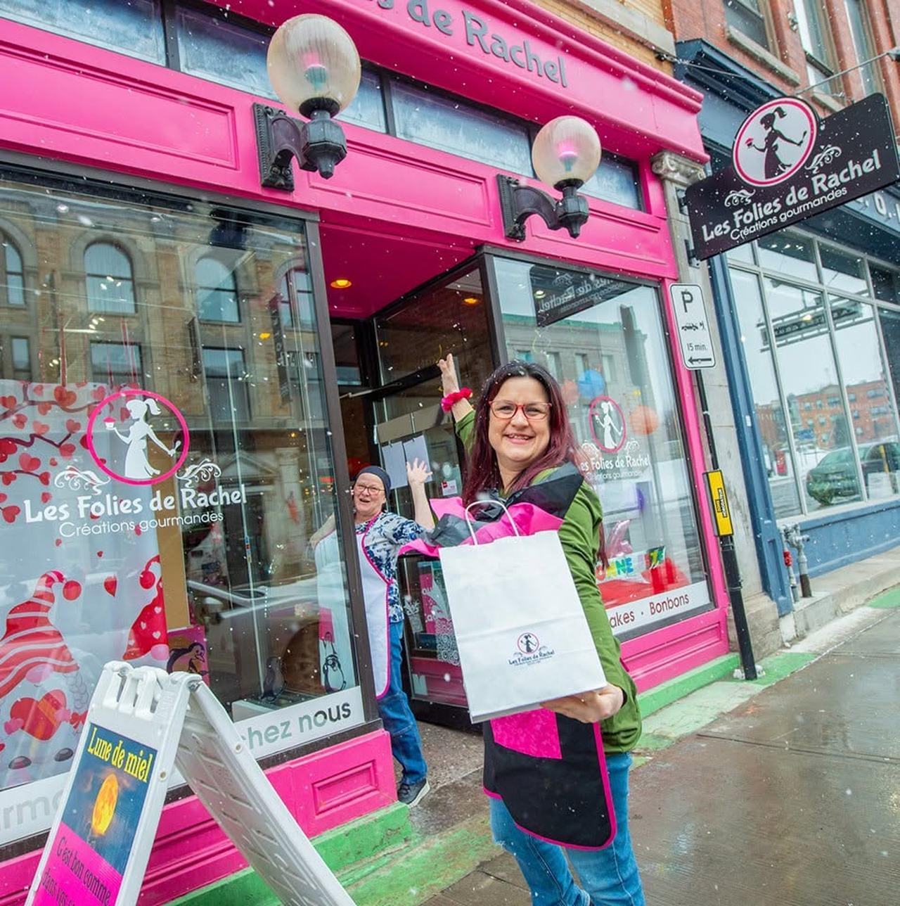 La devanture rose de la boutique avec Rachel et sa mère à l'entrée