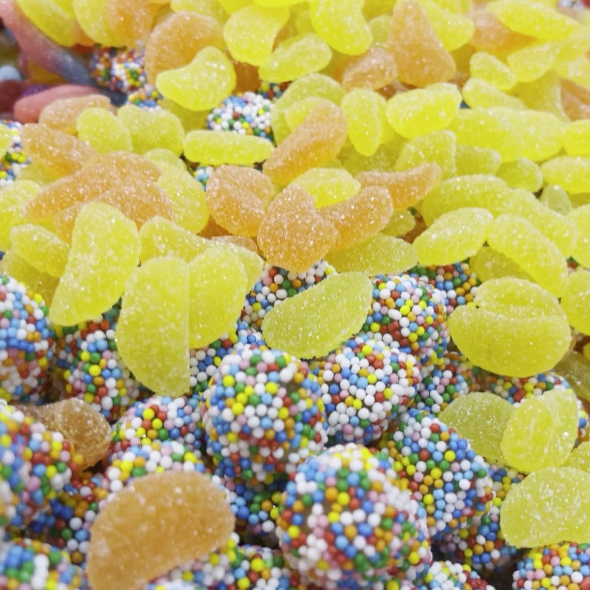 Cône garni de jujubes assortis, prêt à offrir